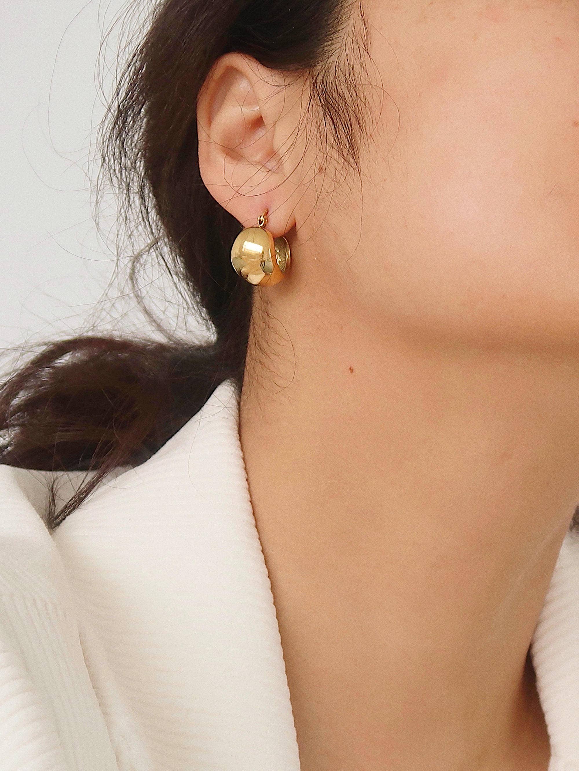 Amélie Round Huggie Earring